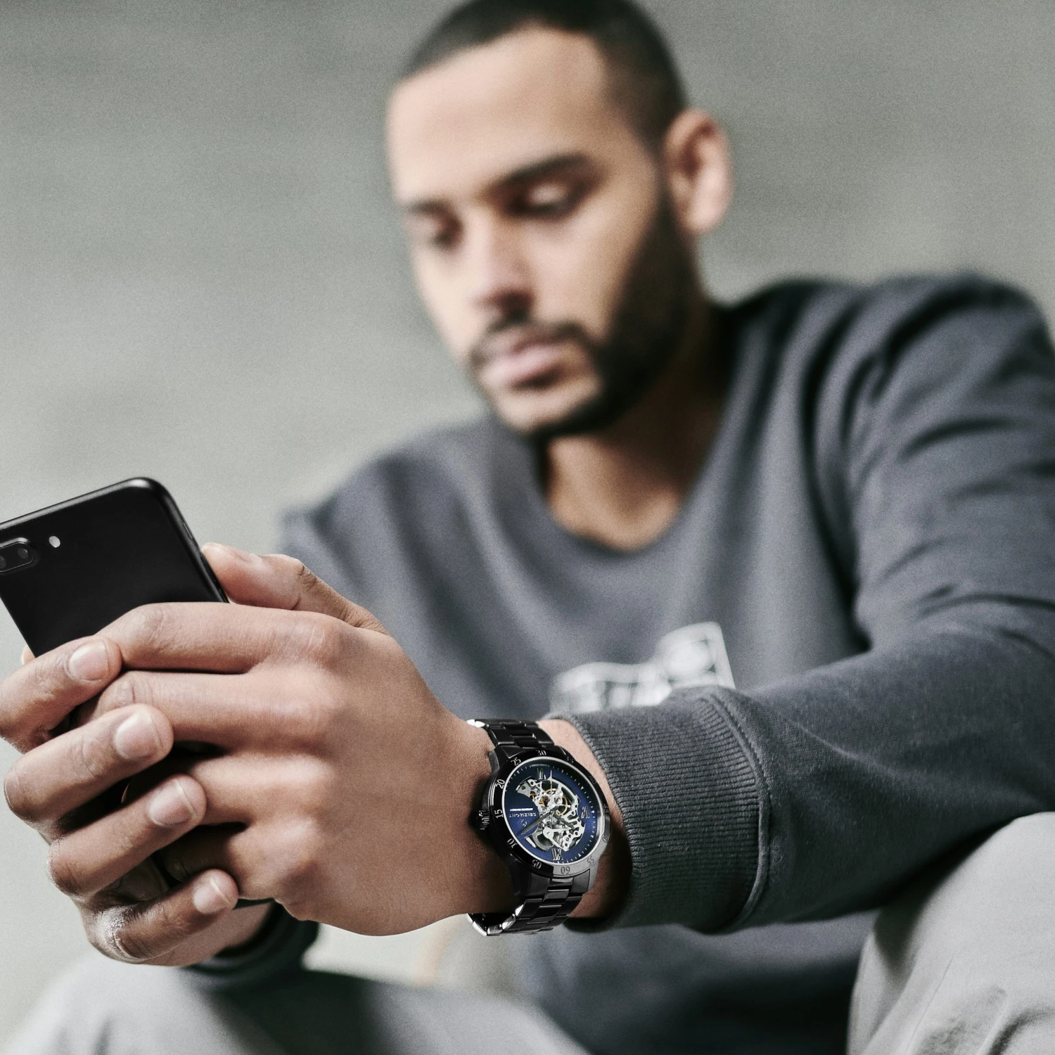 Seizmont Dante II | Montre squelette noire à cadran bleu 6 Seizmont Dante II | Montre squelette noire à cadran bleu – Image 4